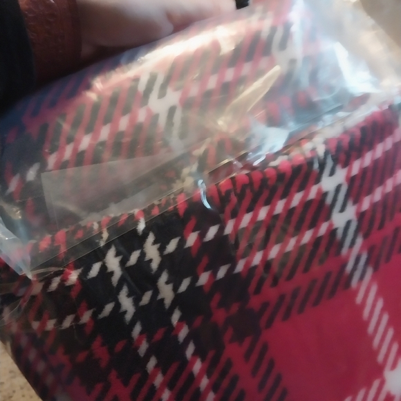 NWT Victoria's Secret 2024 Cozy Plush Fleece Blanket 60" X 50" Plaid MSRP $70 - Picture 4 of 4